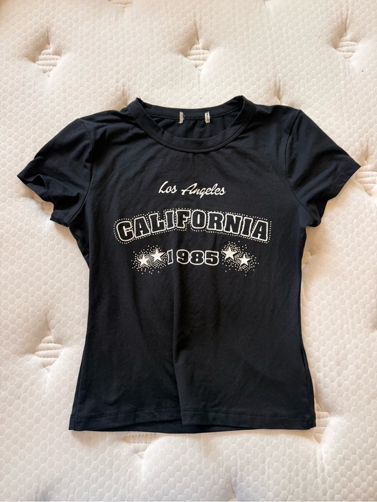 Tops - 88. Black 'California 1985' Graphic Tee